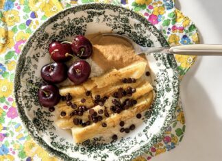 PORRIDGE CREMOSO CON BANANA CARAMELLATA AL MIELE, CILIEGIE E CIOCCOLATO FONDENTE